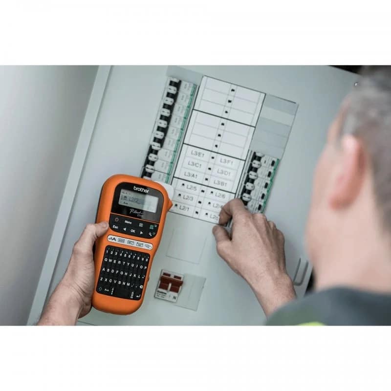 Rotuladora Eletrónica Portátil Brother PT-E110VP Ecrã LCD 200 Símbolos Velocidade 20mms Preta e Laranja
